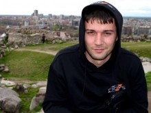 Да помогнем на този млад мъж да изживее най-хубавите си години