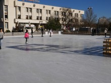 Най-голямата открита ледена пързалка в България заработи в Пловдив!