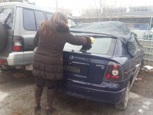 Налепиха със стикери десетки коли в "Северен"