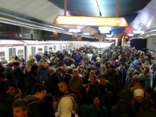 Хаос в софийското метро, разтревожени хора не знаят какво се случва
