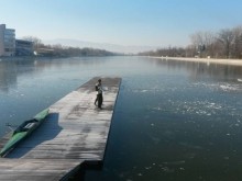 Студ и замръзнала вода отказаха рибарите на Гребната