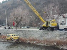 Такси падна в река на метри от църква