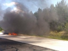 Автомобил избухна в пламъци след зверски удар в ТИР по Е-79