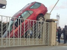 19-годишна направи брутална каскада в Пловдив, колата застина отвесно