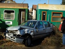 Влак помля лек автомобил на жп прелез във Велинград
