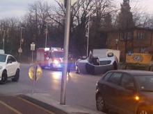 Кола се обърна на бул. "България", шофьорът изглежда затиснат