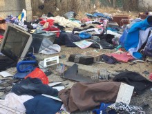 Жена изхвърли покъщнината си през терасата
