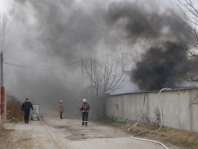 Силният вятър затруднява гасенето на пожара край гробището в "Коматево"