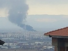 Гъст черен дим над Пловдив