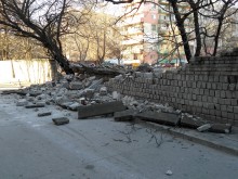 Ексклузивно: Стена се срути върху тротоар в Пловдив!