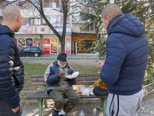 Две момчета стоплиха душата на бездомник с невероятен жест в Пловдив