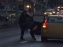 Таксиметров шофьор изхвърли на пътя жена в безсъзнание