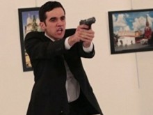 Шокиращо видео: Ето как уволнен турски полицай застреля руския посланик