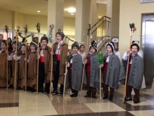 Деца от "Слънце" поздравиха администрацията в "Тракия" за празниците