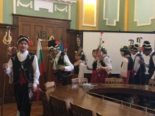 Младежи пресъздадоха български обичаи в Общината
