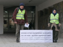 Чистачи и градинари разпънаха плакати пред сградата на ОбС
