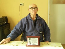 Фенове на Локо връчиха почетен плакет на връстник на клуба