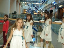 Второкласничка сътвори коледна песен за децата