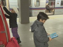 Полицията хвана младежите, нарекли дете в метрото "мръсна циганка“