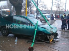 Кола помете жена и се заби в заведение за бързо хранене