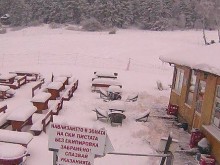 Много сняг на хижа "Здравец"