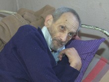 Болен мъж живее в нечовешки условия, съдбата му е в ръцете на съседи