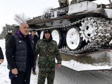Бойко Борисов с танкове в Карнобат! Отвориха пътя за Айтос