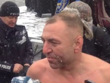 51-годишен смелчага извади кръста от ледените води на Марица в Пловдив!