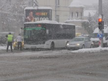 Полицията спря движението, нервен шофьор на автобус поиска обяснение