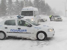 Автобус с 40 японски туристи заседна в родните преспи