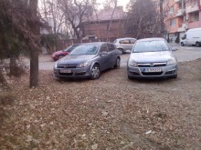 Пловдивчани си отгледаха градинка, други паркираха в нея