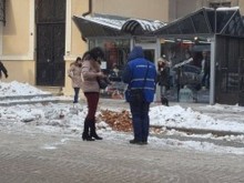 Такъв е животът - някои стоят на топло в моловете, други работят навън