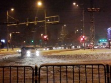 Вижте едно от най-оживените кръстовища в Пловдив по време на силния сняг тази вечер