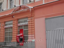 Опасни висулки блокираха достъпа до банкомат в центъра на Пловдив