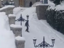 Ефектно спускане със сноуборд по уличка в Стария град