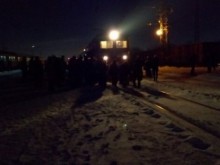 Екшън като по филмите: Пътници блокираха влак, той спря на 2 метра от тях