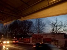 Сняг виси опасно от спирка в Пловдив