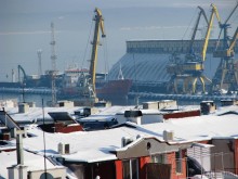 Цъка ли нова бомба? Танкер-газовоз акостира на метри от домовете на хиляди бургазлии