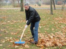 Администрацията на район "Южен" почисти двата големи парка в района