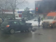 Нова катастрофа по мокрите пътища в Пловдив, пристигна и линейка