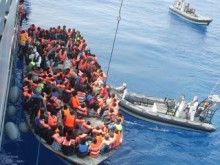 Кораб с над 100 мигранти потъна в студените води край Либия