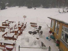 Снегът вече заваля на хижа "Здравец"
