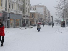 Снегът затрупва Пловдив, според прогнозите това е само началото