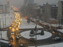 Страхотно задръстване до Панаира, колите пъплят едва-едва в силния сняг