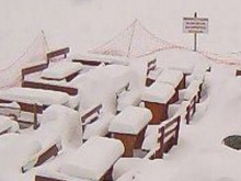 Близо 1 метър е снежната покривка на хижа "Здравец"