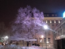 Снегът разхубави още повече Пловдив, вижте най-стария жив град в Европа през нощта