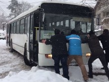 Вижте как пътници бутат заседнал автобус по линията Пловдив-Марково