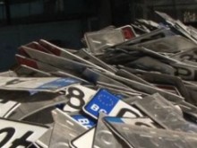 Обясниха кога пътните полицаи могат да свалят табелите на колата ни