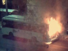 Автобус избухна в пламъци на спирка в Пловдив