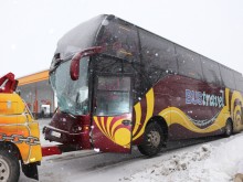 Автобус с пътници и ТИР катастрофираха на магистралата до Пловдив, хората са уплашени